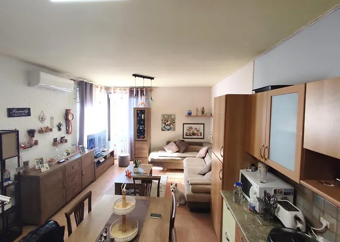 Promenade 3-bedroom With Large Balcony. *