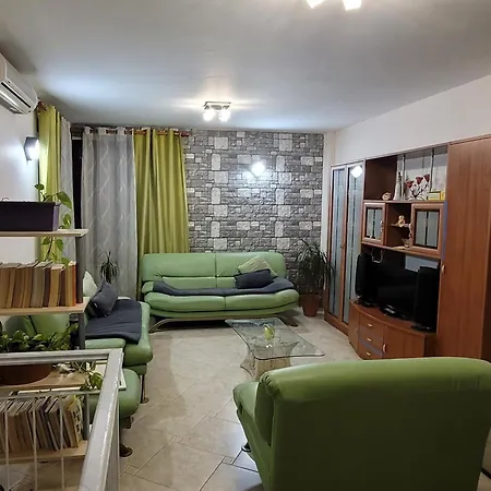 Promenade 3-bedroom With Large Balcony. Apartament